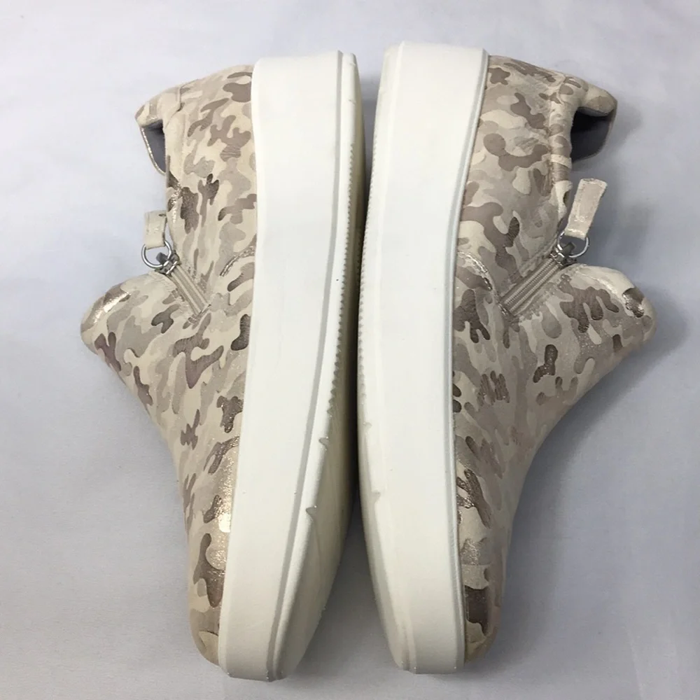 Clarks Women’s Layton Step Ivory Faux- Suede Camo Slip-On Shoes Size 11 Like-NEW